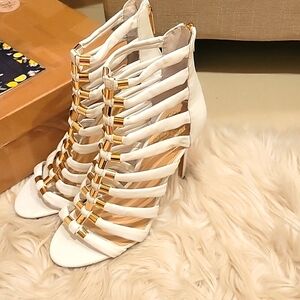 Vince Camuto white heels size 71/2 nwt